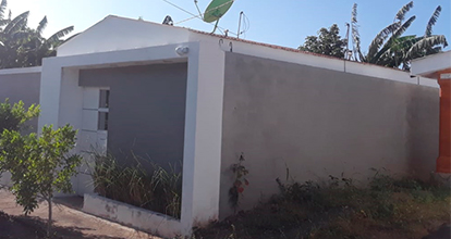 muro perimetal con relieves de poliestireno